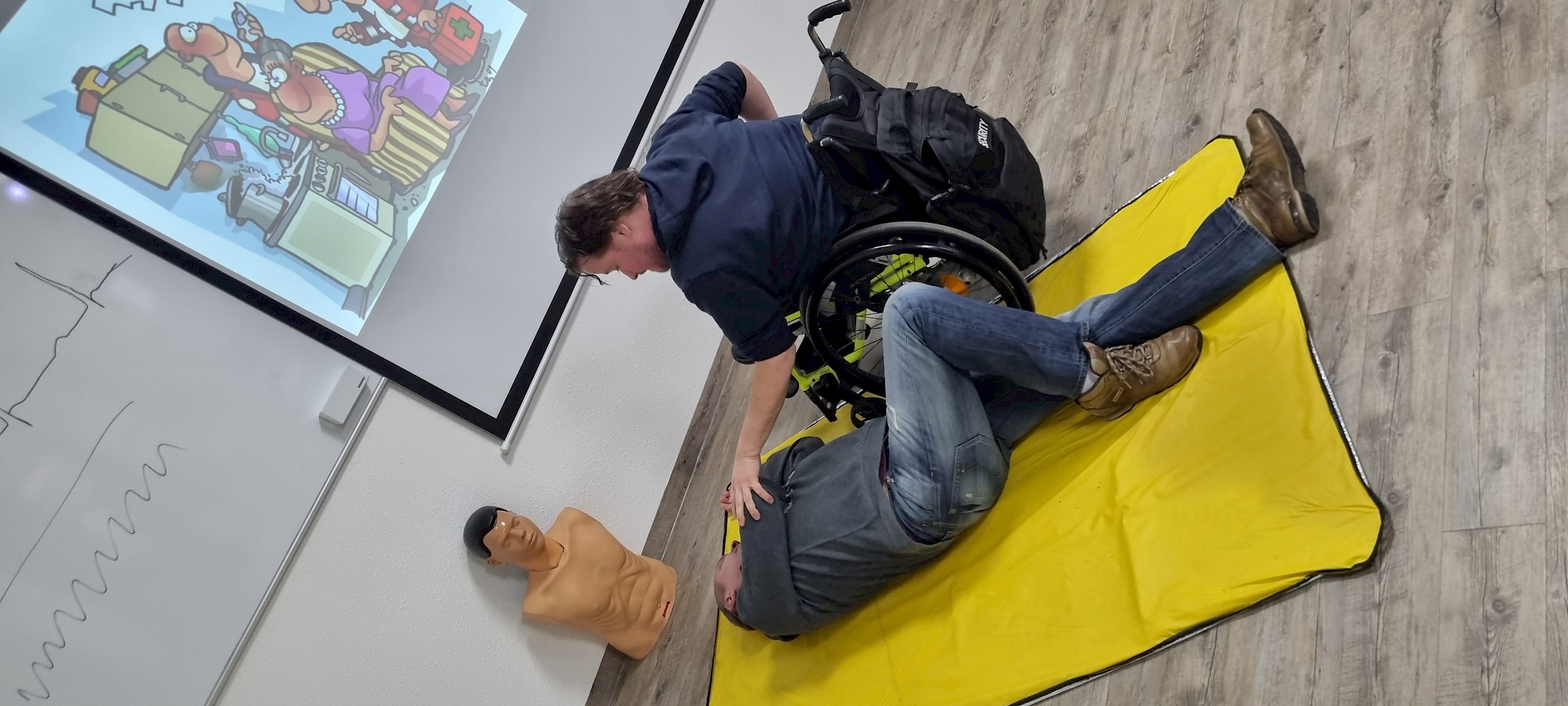 Herr Reicherdt führt die stabile Seitenlage vor